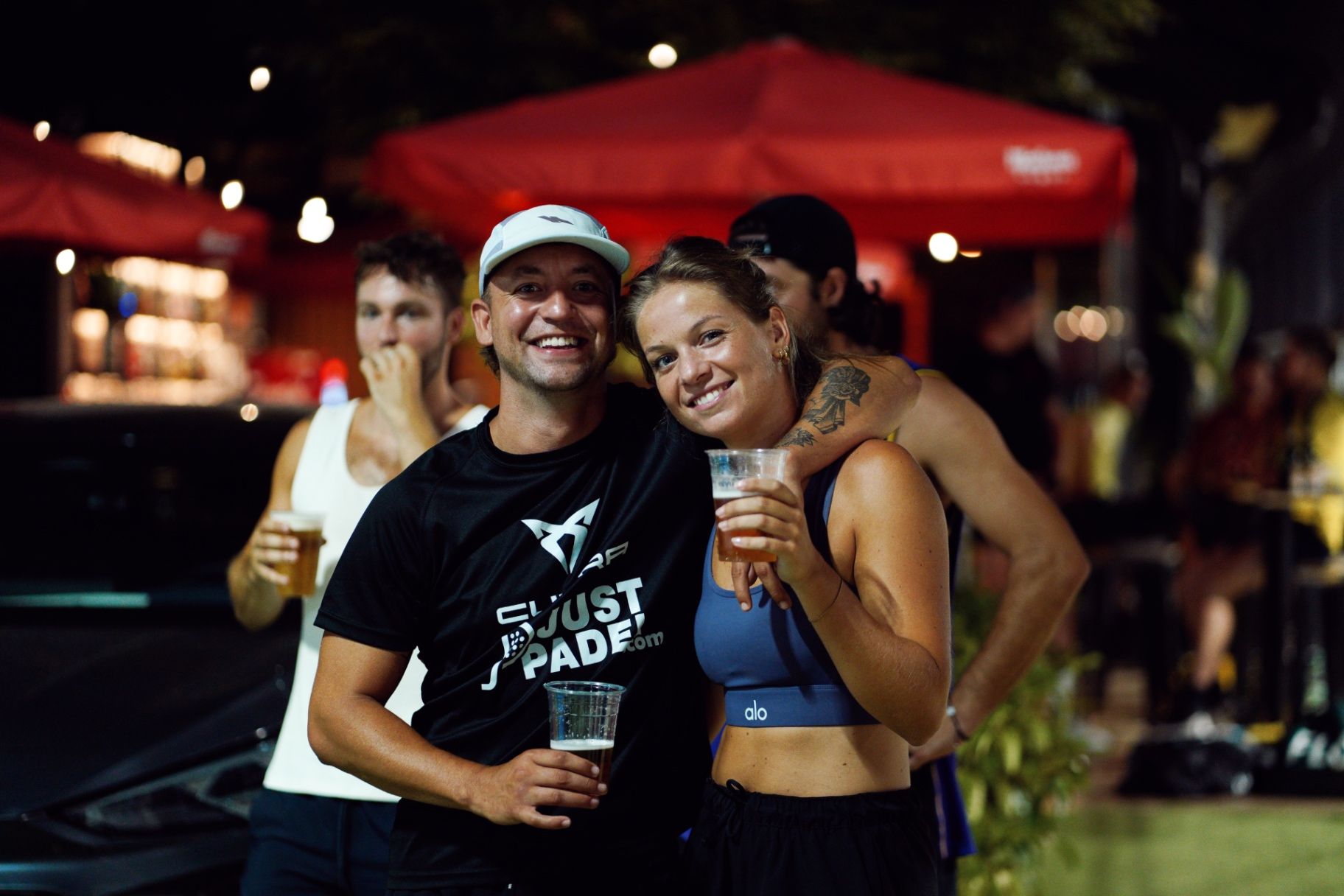 Twee padelspelers genieten samen van de borrel