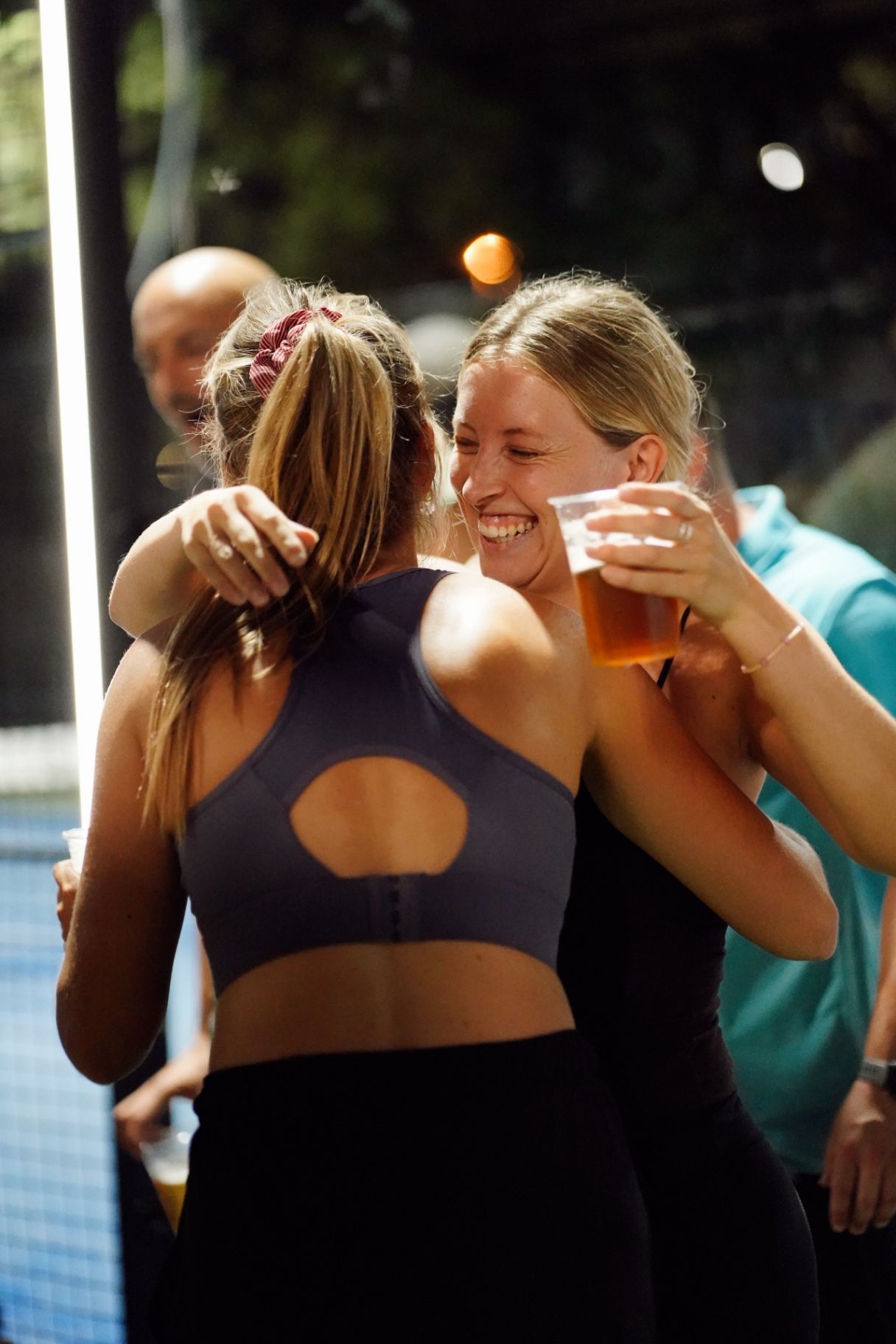 Twee speelsters vieren samen een mooi padelmoment