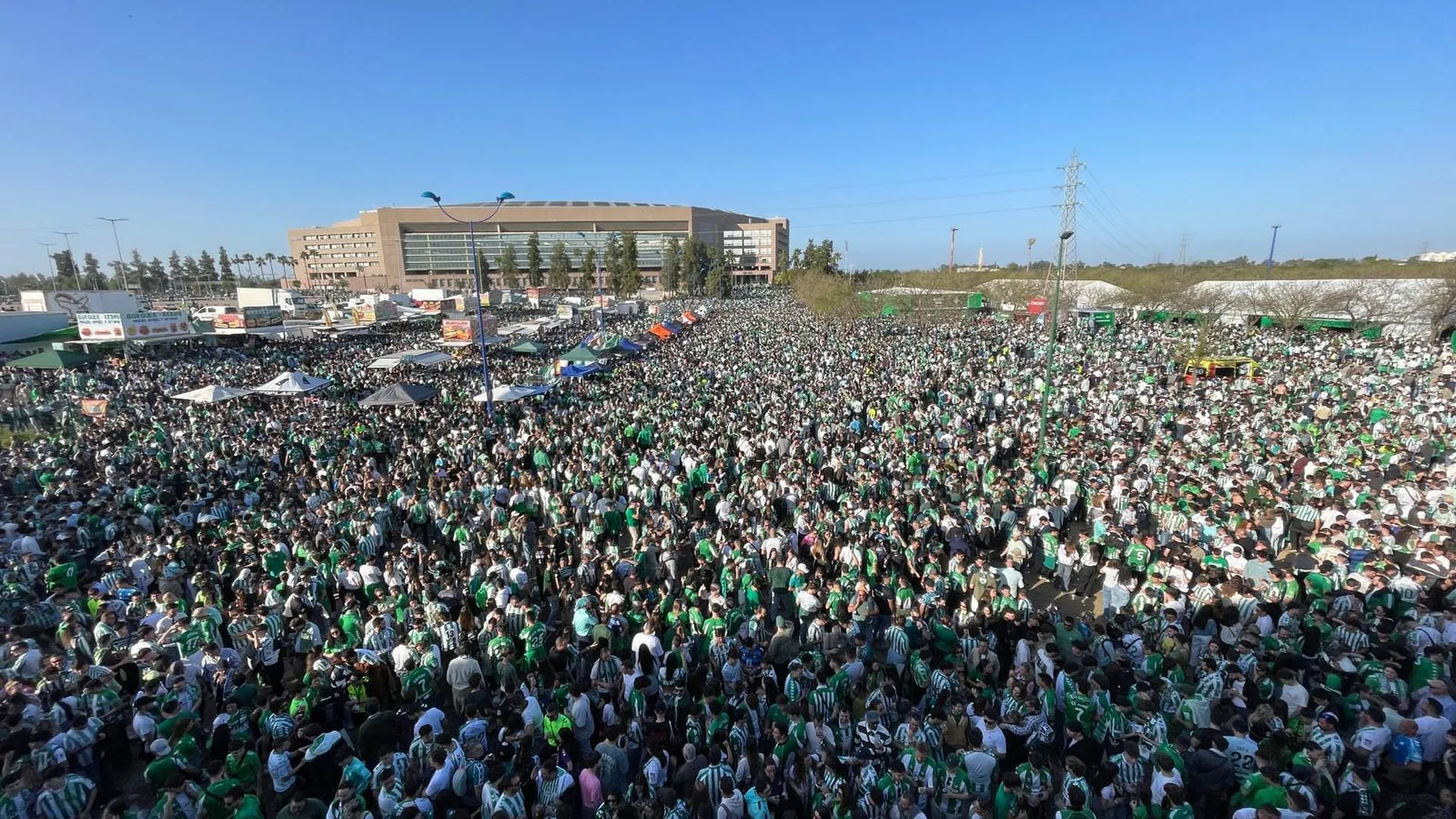 Duizenden Betis fans voor het stadion