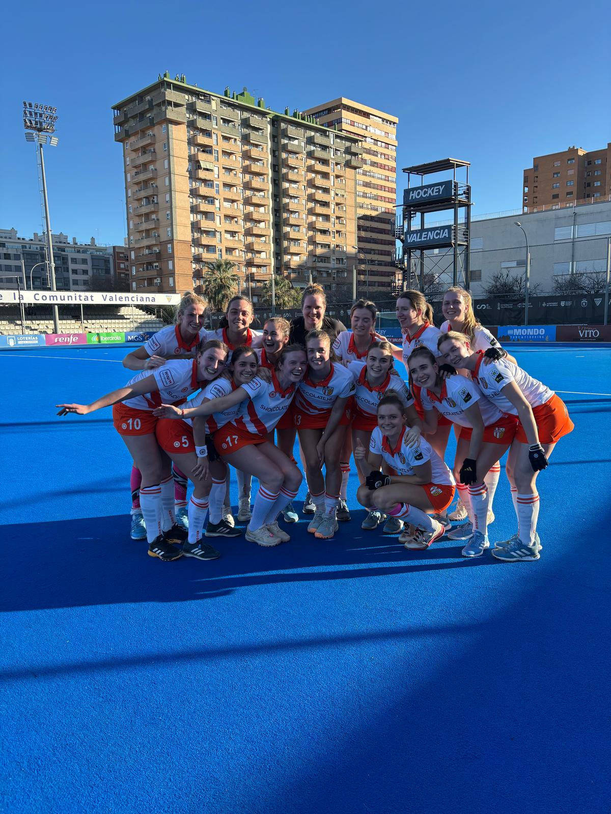 Hockeyteam viert overwinning op het blauwe veld in Valencia