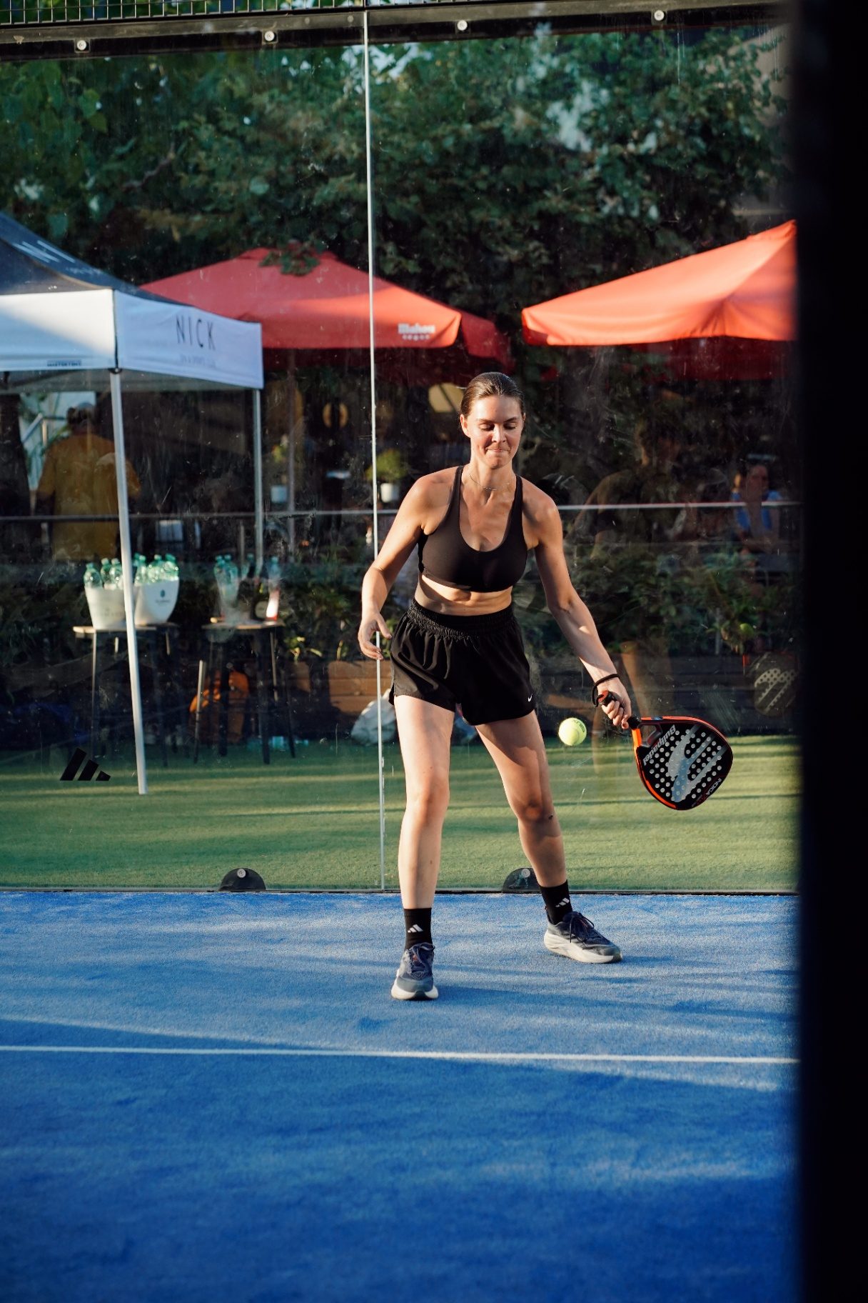Padelspeelster in actie op Voyas Padel Nights