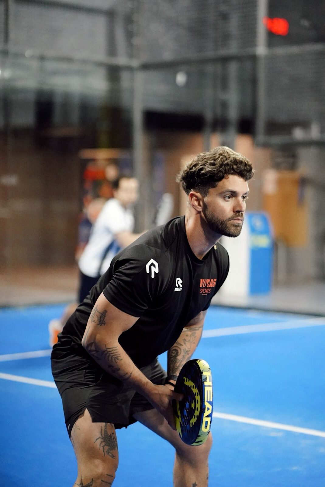Speler slaat de bal tijdens Voyas Padel Nights