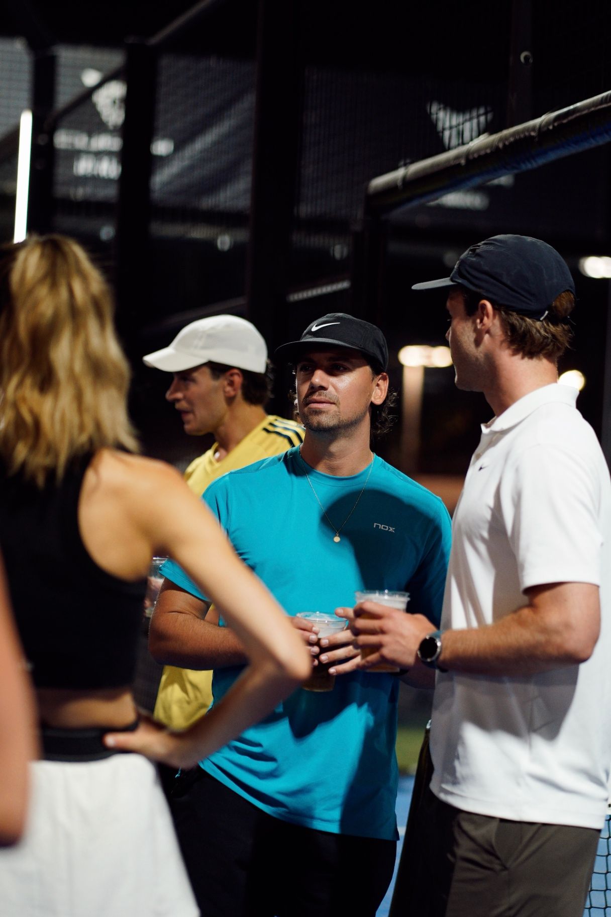 Padelspelers praten samen tijdens de borrel