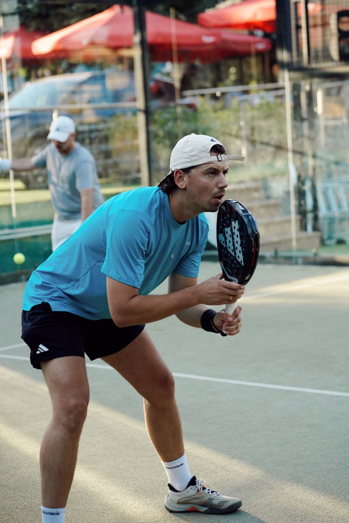 Padelspeler klaar om de service te ontvangen