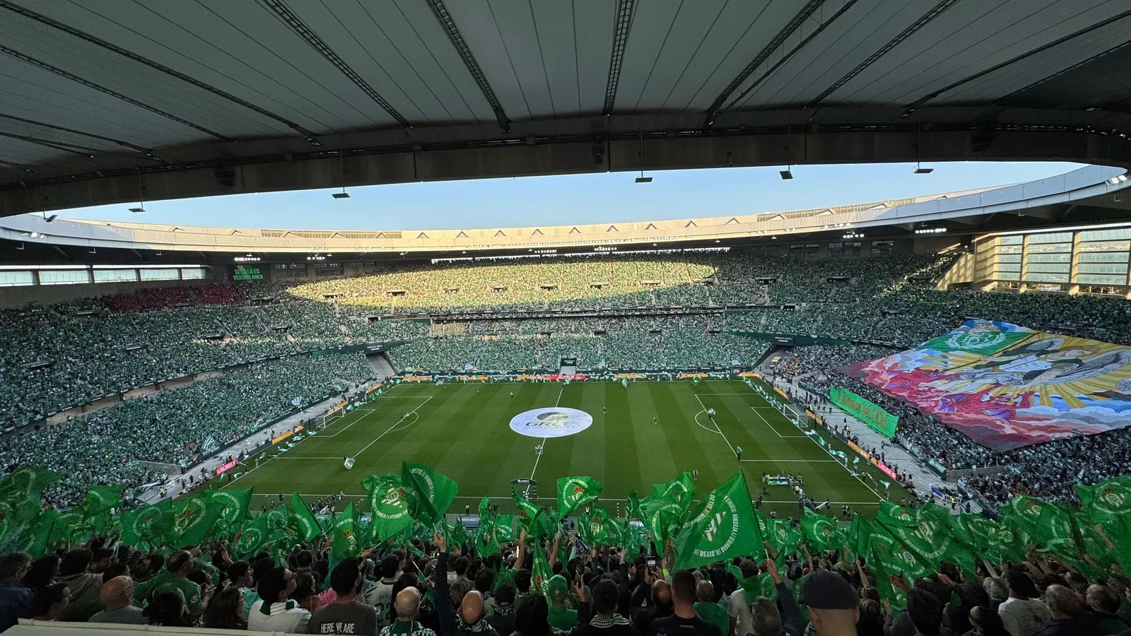Betis fans met vlaggen in La Cartuja