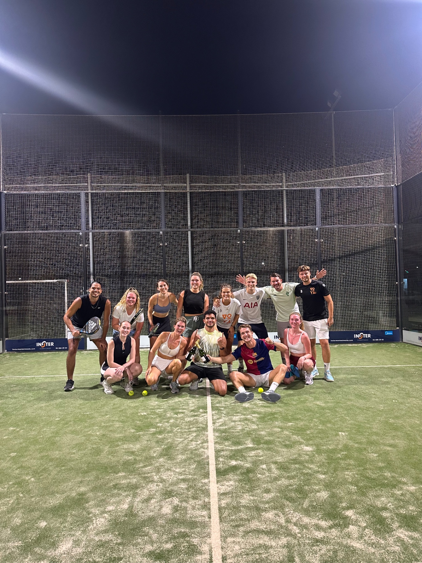 Group photo padel trip Barcelona with Voyas toernooiteam