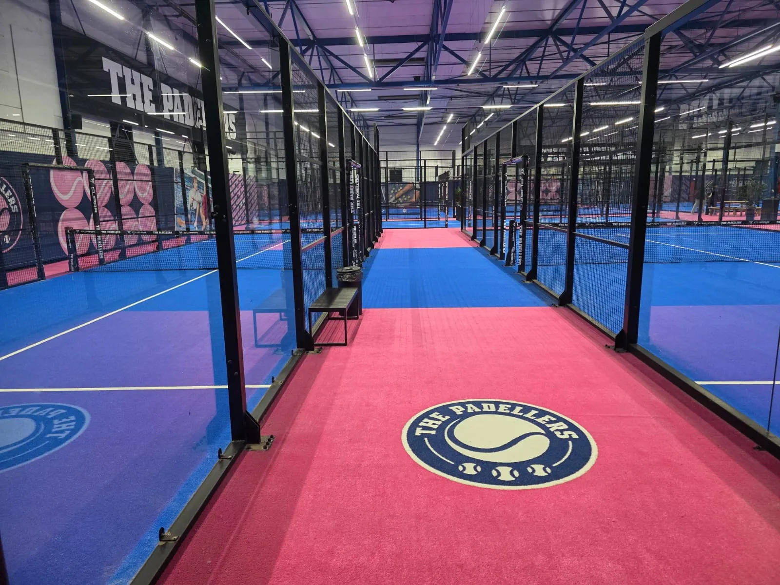 Overzicht van de padelbanen bij The Padellers Breda