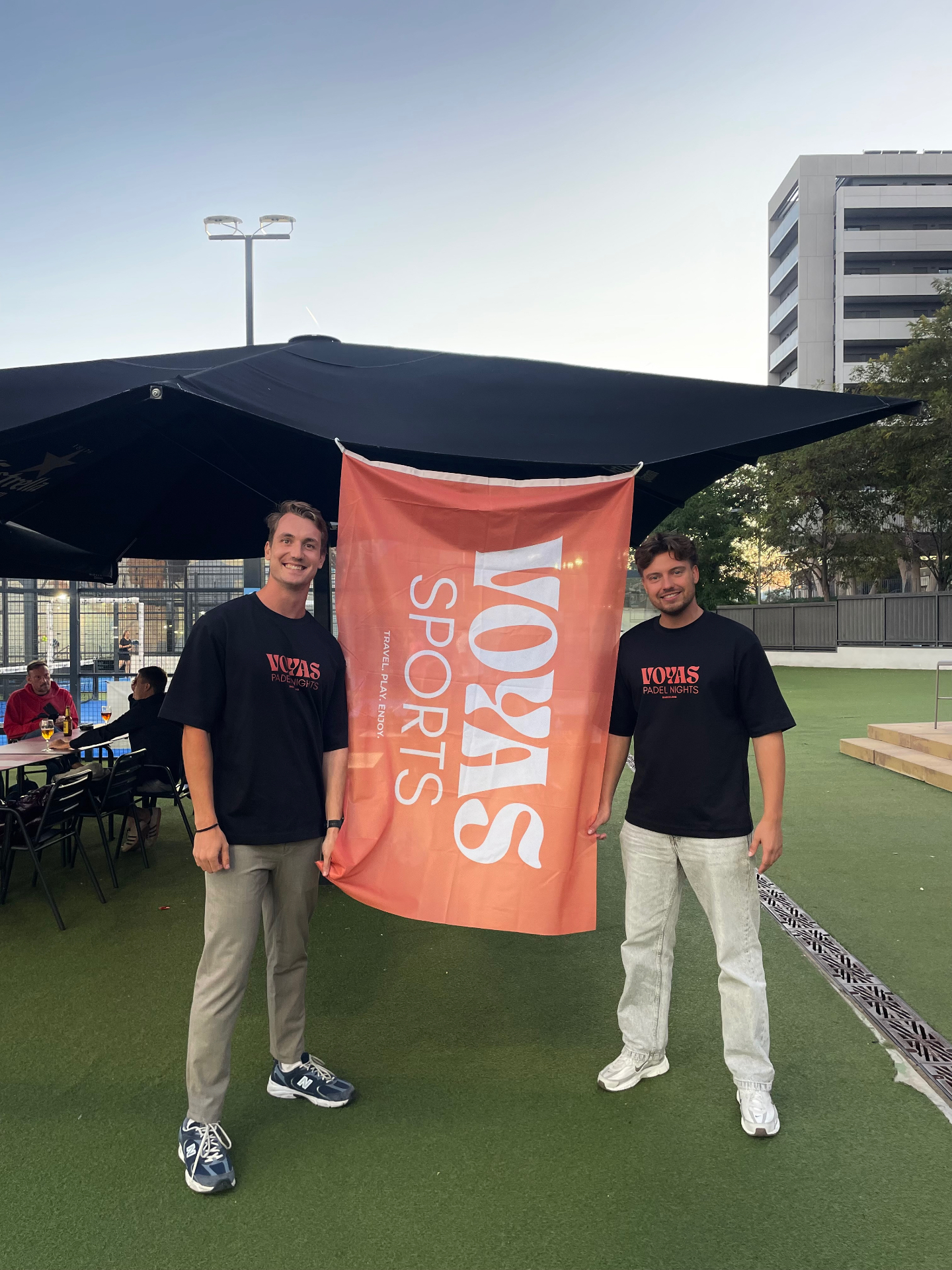 Voyas Sports vlag bij een padelclub in Barcelona