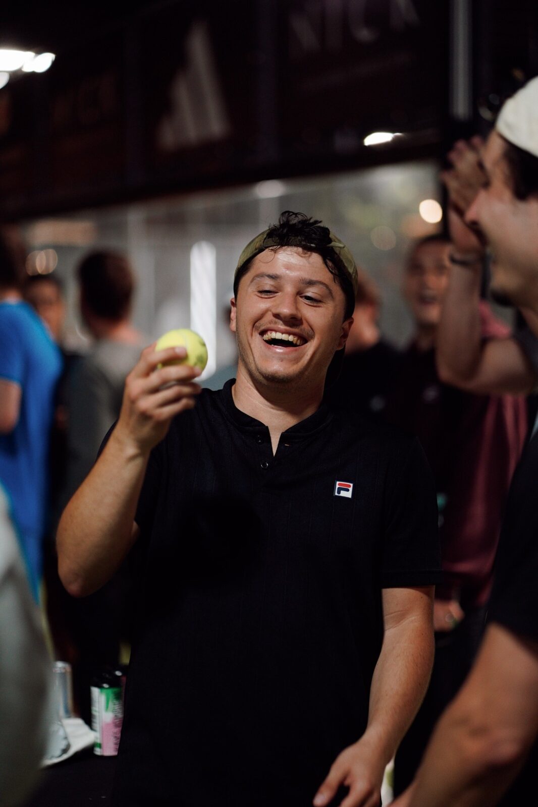 Lachende speler tijdens Voyas Padel Nights