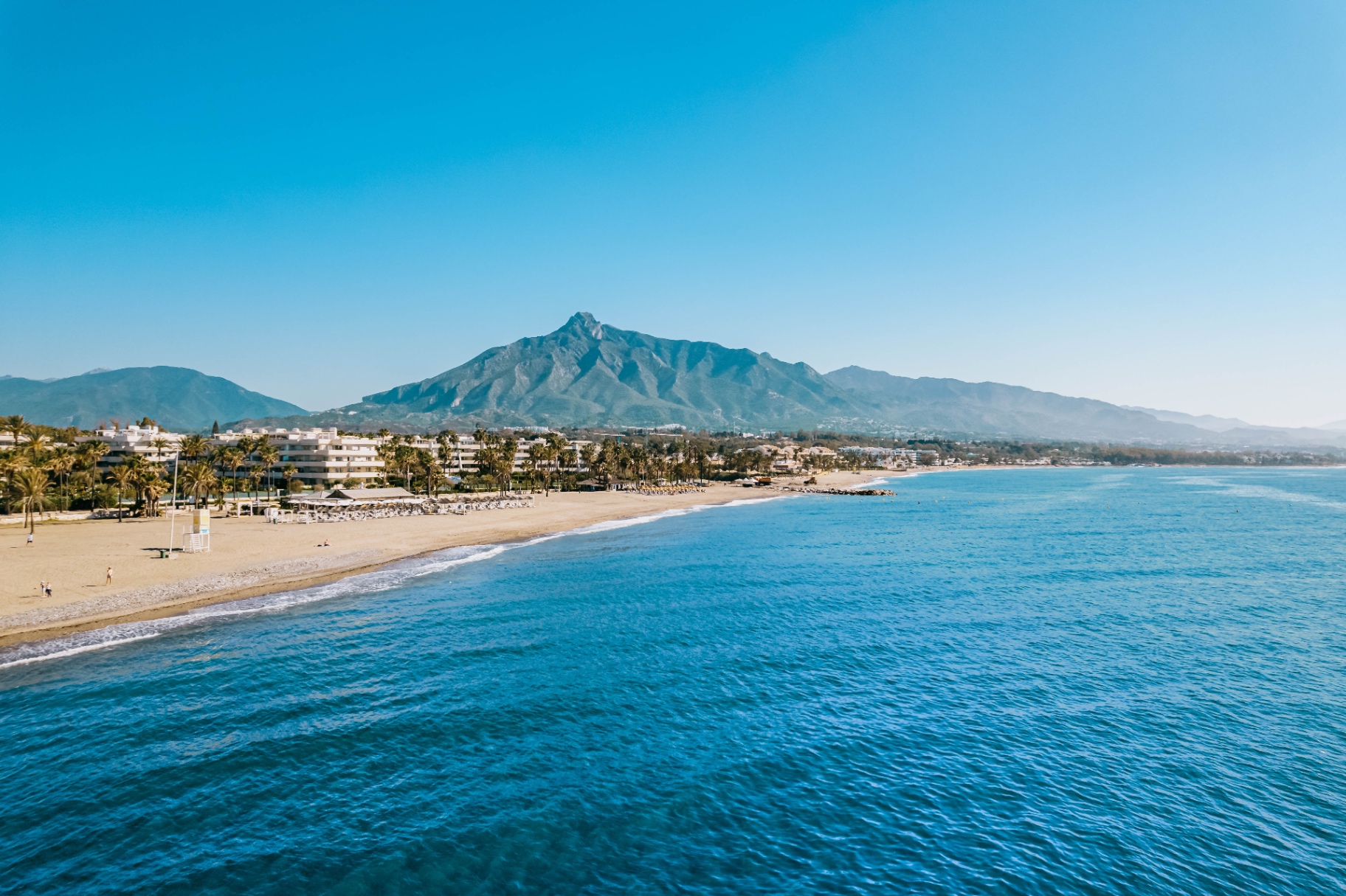 Strand van Marbella met La Concha berg