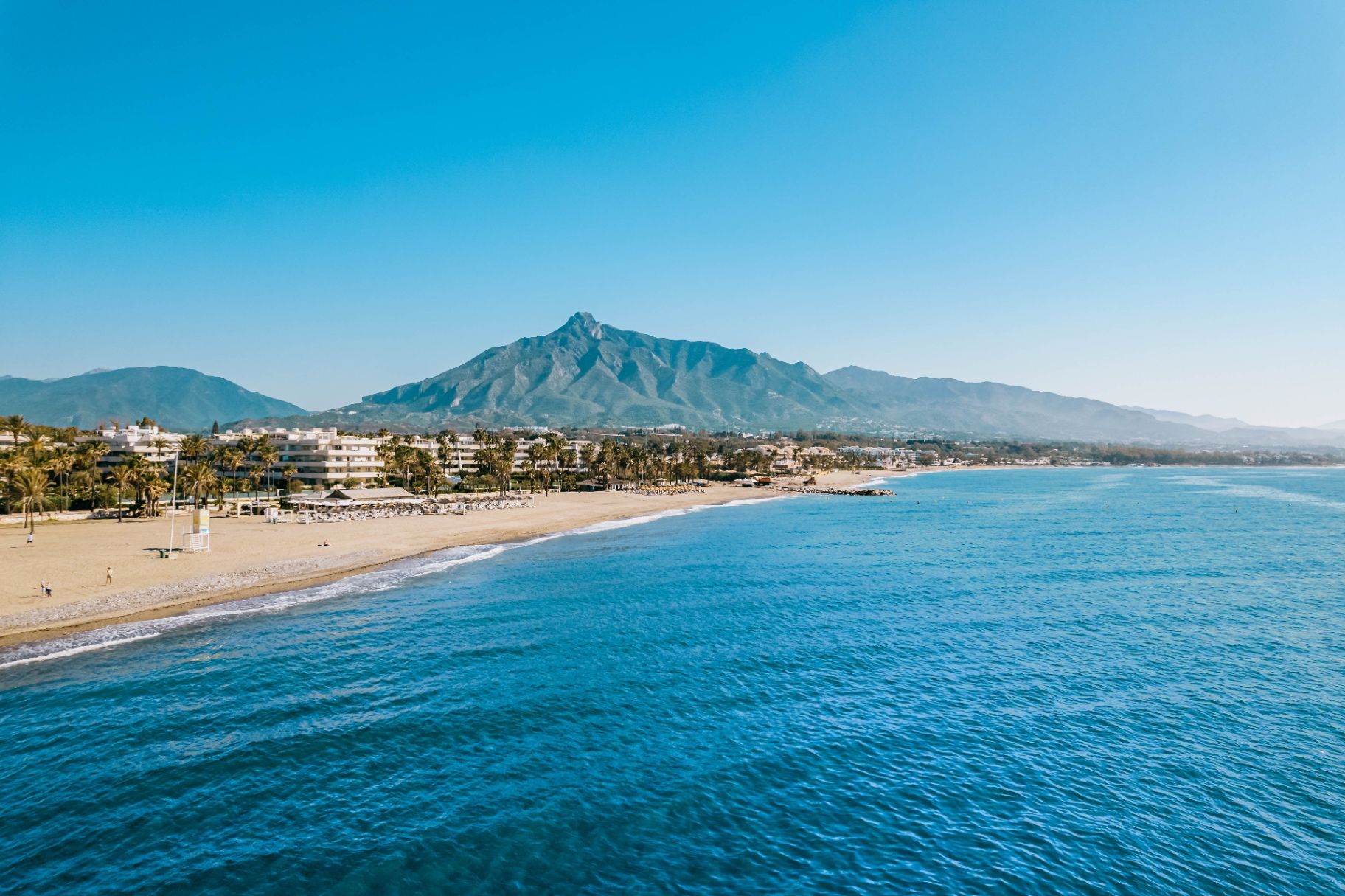 Strand van Marbella met La Concha berg