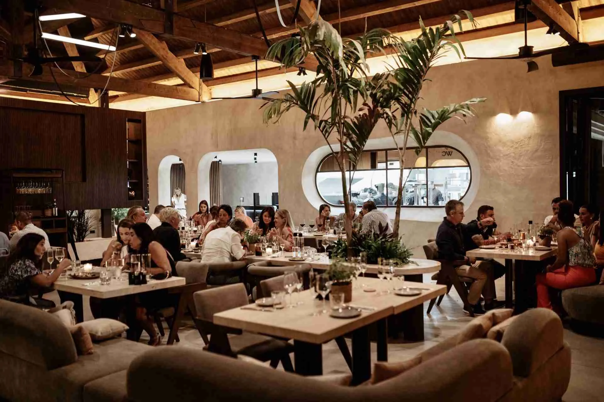 Sfeervol restaurant interieur bij NAC Marbella