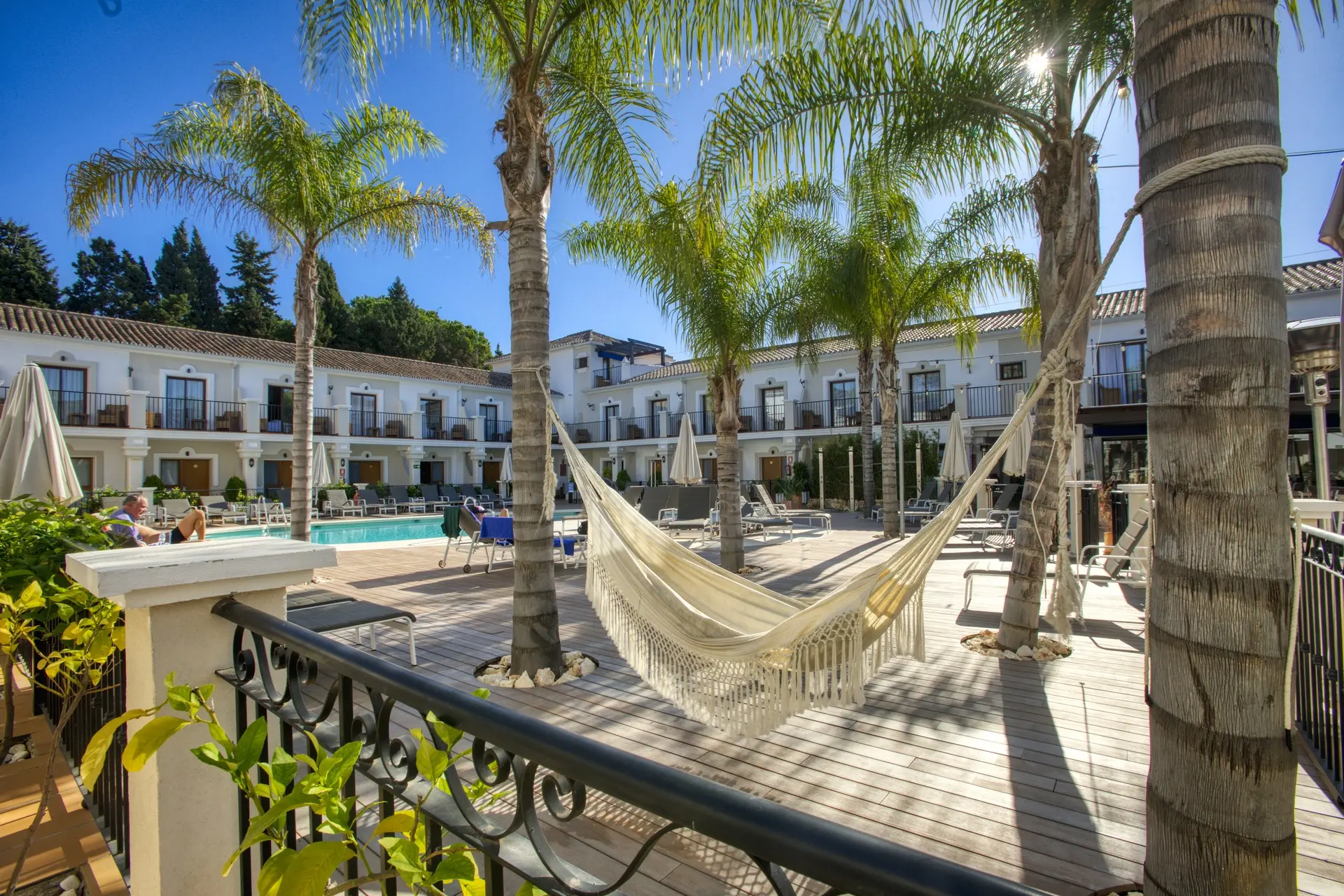 Hotel met zwembad en palmbomen in Marbella